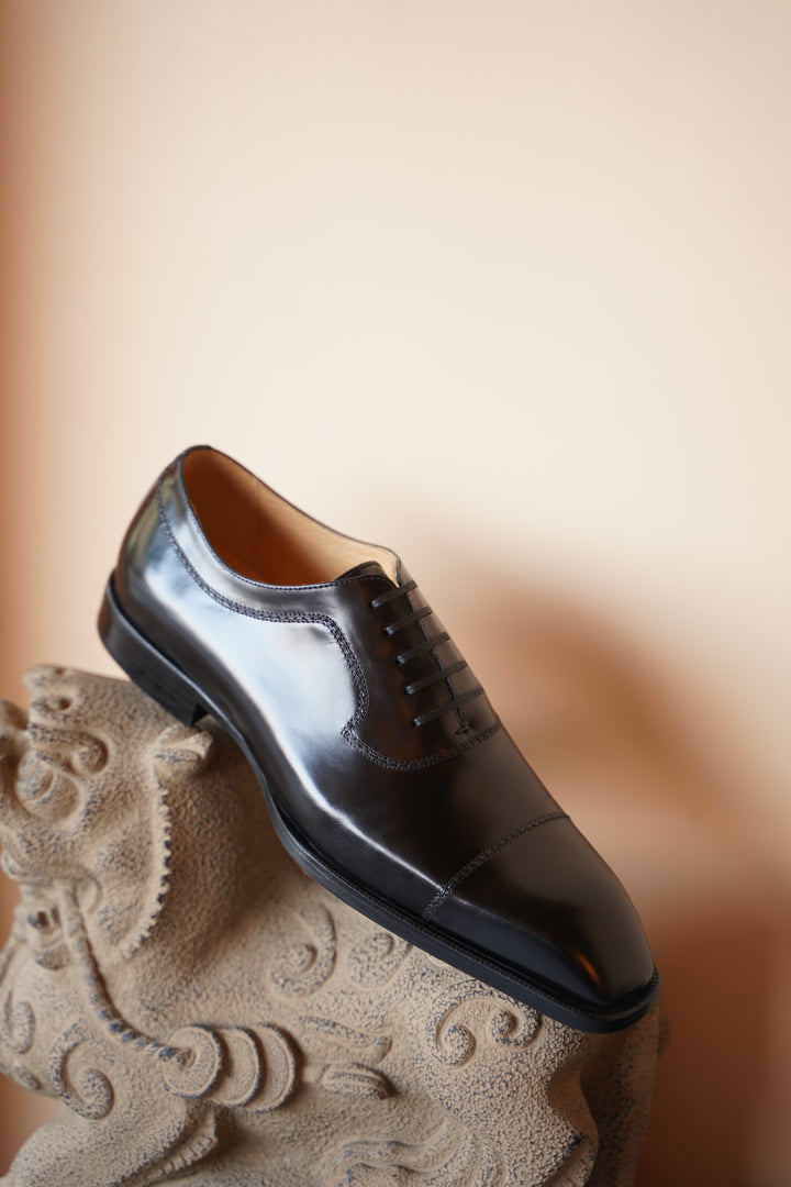 MenStyleWith Cap Toe Balmoral Oxford leather shoes