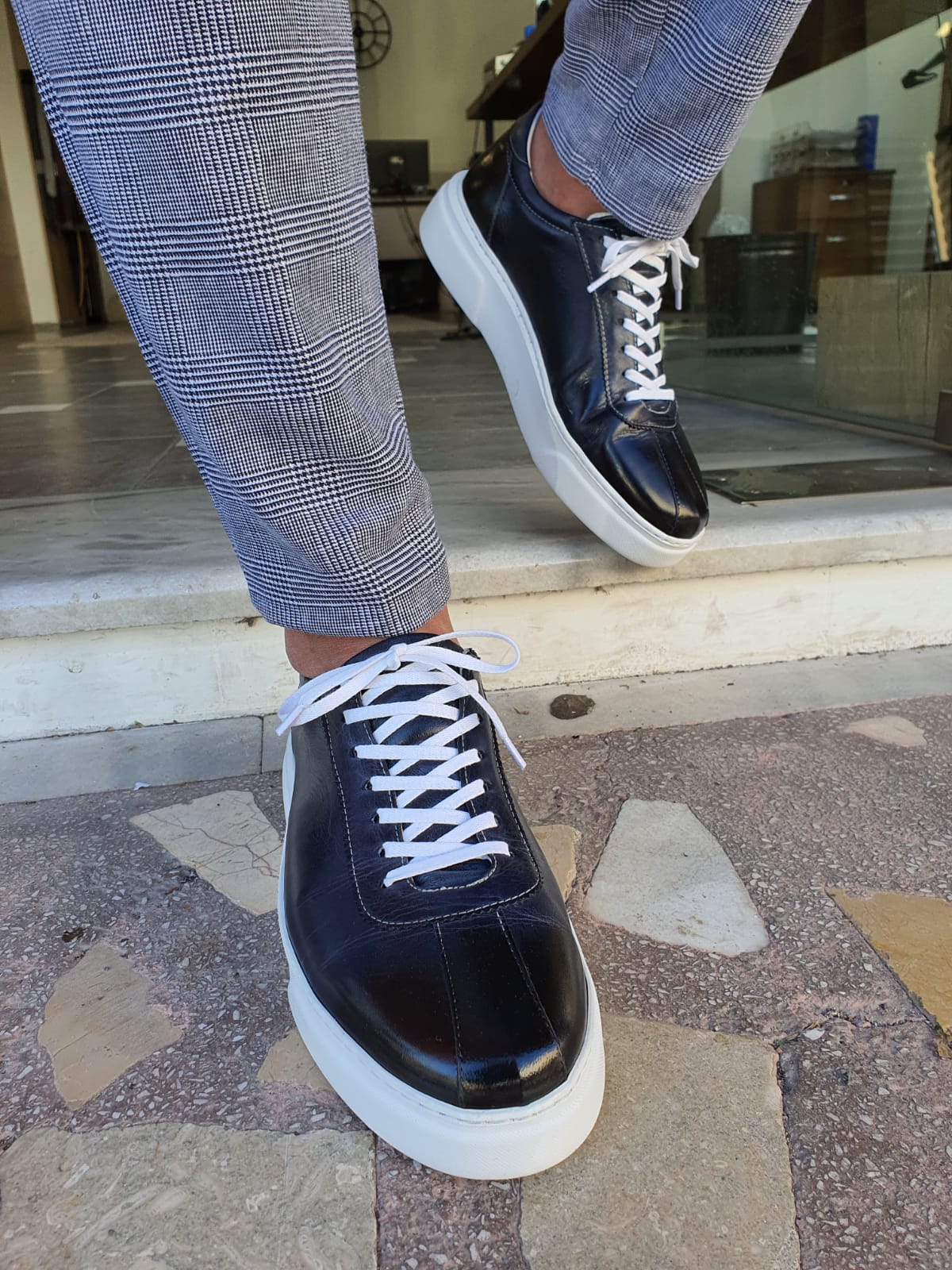 Vince on sale navy sneakers